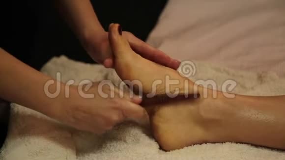 在泰国工作室进行足部按摩专业治疗师提供传统泰式按摩视频的预览图