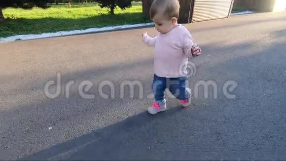 可爱的小女孩在十月在公园散步可爱十个月宝宝走路漂亮快乐的女孩秋天的心情视频的预览图