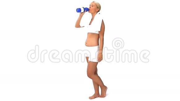 金发女人喝水视频的预览图
