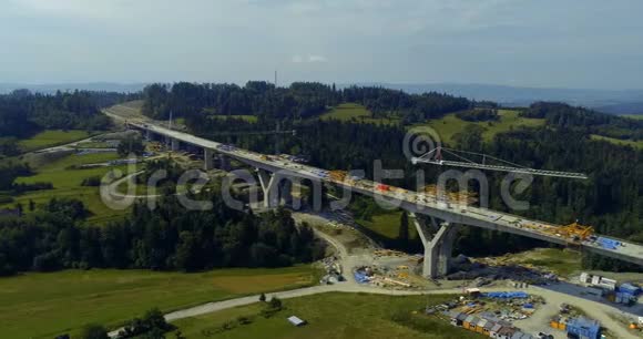 正在建造的高速公路上的空中无人机景观视频的预览图
