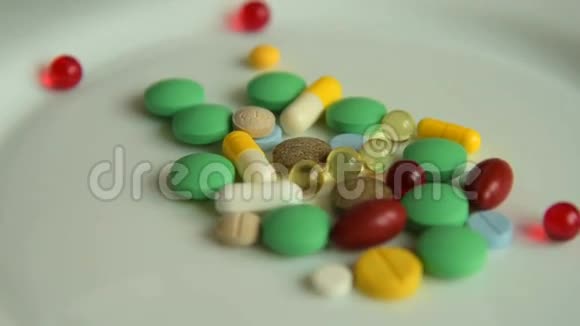 药物过量盘子上的药片视频的预览图