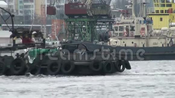 拖船在港口河上行驶视频的预览图