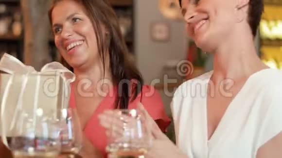 女人送礼物给酒吧的朋友视频的预览图