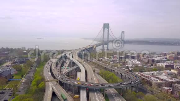 在纽约市布鲁克林的VerrazanoBidge和立交桥的空中景观纽约哈德逊河上空视频的预览图