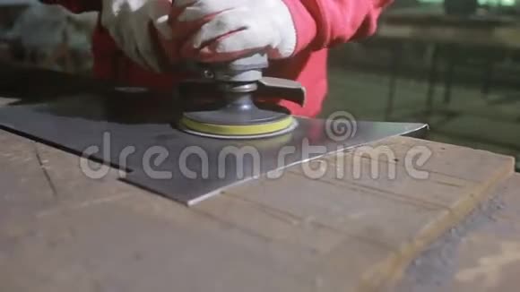 金属研磨金属锯钢结构电动砂轮磨削工艺视频的预览图