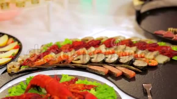自助餐沙拉肉和鱼菜在桌子上视频的预览图