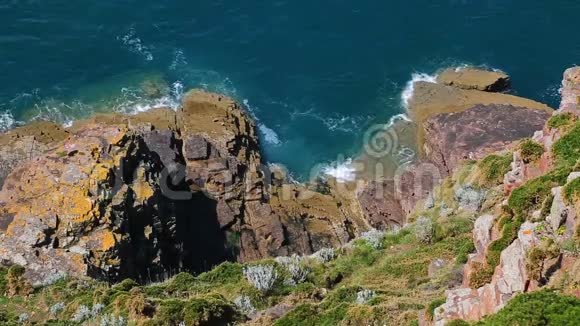 布列塔尼岩石上的波浪破碎视频的预览图