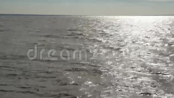 强大的蓝海海浪打破自然背景水视频的预览图