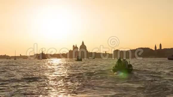 晚上在威尼斯威尼斯雄伟的运河和水上交通意大利威尼斯威尼斯是东北部的一个城市视频的预览图