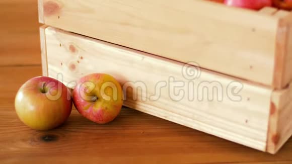 桌子上木箱里的熟苹果视频的预览图