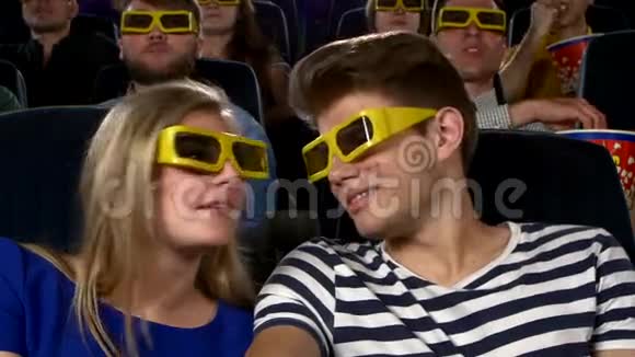 一对夫妇在电影院看3D眼镜电影视频的预览图