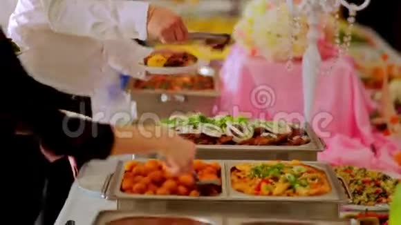 自助餐沙拉肉和鱼菜在桌子上视频的预览图