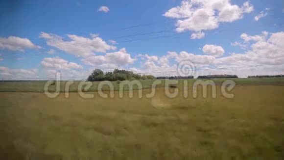 乘火车穿过乡村视频的预览图