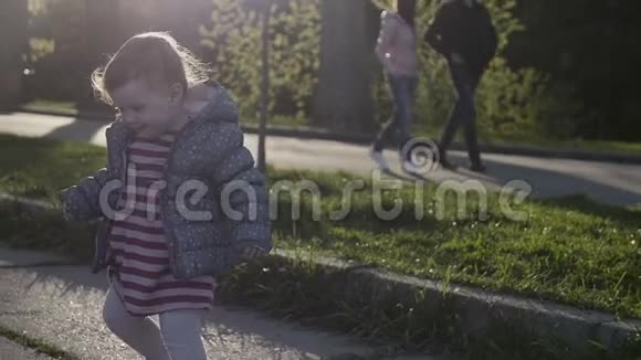 快乐的妈妈和女儿在户外公园散步视频的预览图