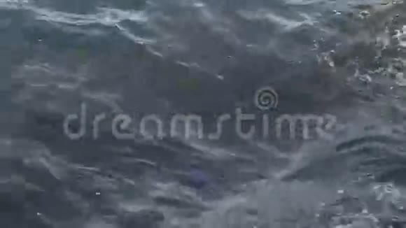 强大的水蓝色海洋海浪打破自然背景视频的预览图