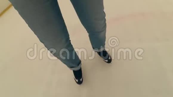 溜冰场的腿视频的预览图