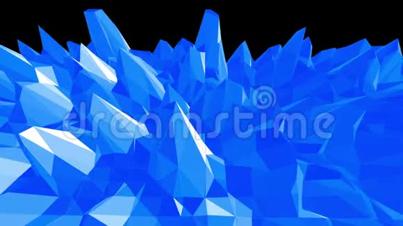 蓝色低聚发光表面作为晶体细胞蓝色多边形几何发光环境或脉动背景视频的预览图