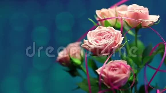 风中的粉红色玫瑰带着模糊的光芒视频的预览图