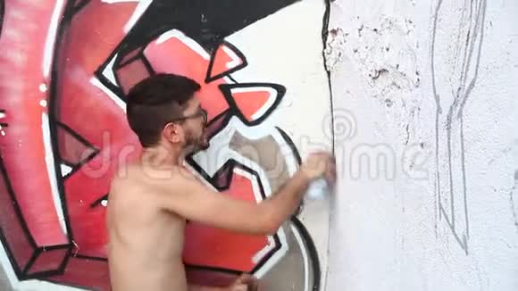 涂鸦艺术家在街上画墙视频的预览图