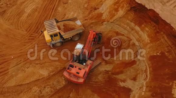 采砂场装载采矿车的挖掘机采砂业视频的预览图