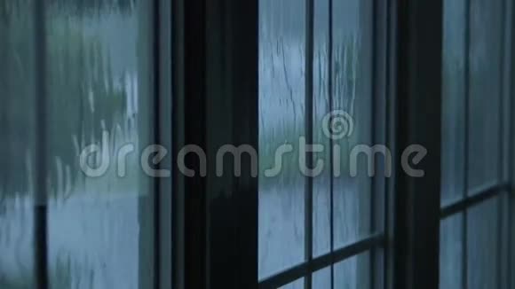 雨水顺着窗户玻璃流下视频的预览图