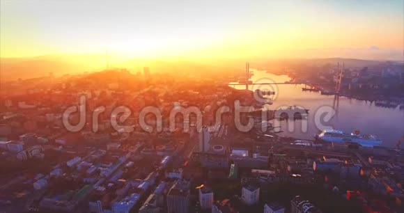 鸟瞰海参崴城市金角港金桥日出视频的预览图