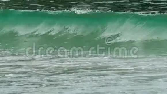 泥哈尼海滩岸的碧波翻滚视频的预览图