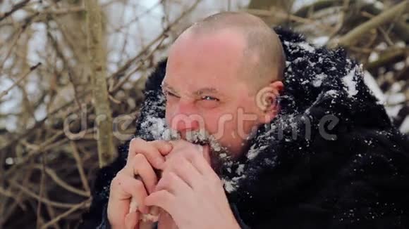 一个蓄着胡须的人吞食生肉的肖像视频的预览图