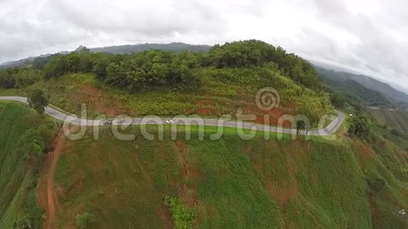 空中观景在山丘上蜿蜒的道路上行驶泰国视频的预览图