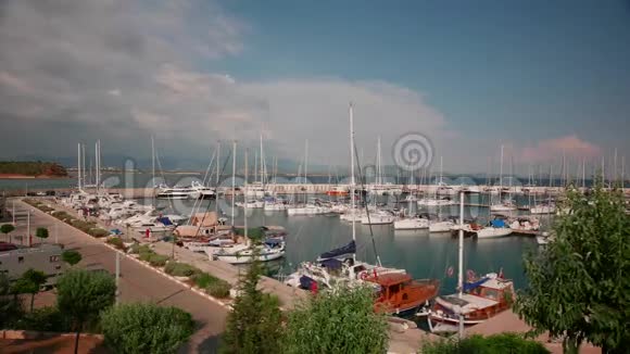 帆船和游艇在码头视频的预览图