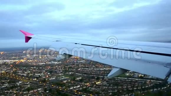飞机降落在伦敦卢森机场视频的预览图