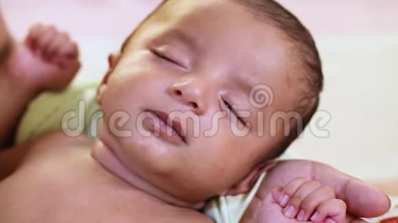 在睡梦中哭泣的新生儿男孩视频的预览图