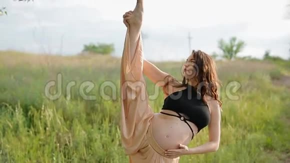 孕妇在户外运动视频的预览图