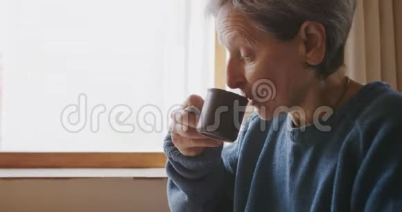 老年妇女独自在家放松视频的预览图