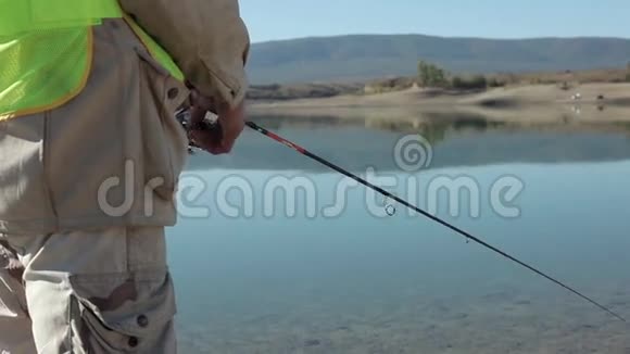 渔人在水库里用钓竿钓鱼视频的预览图
