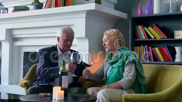 快乐的老夫妇喝着酒说话微笑视频的预览图