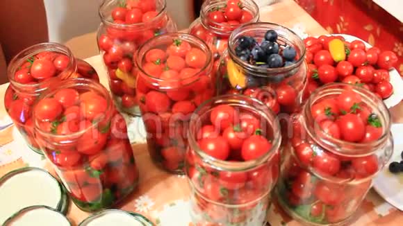 准备保存的水中的番茄视频的预览图