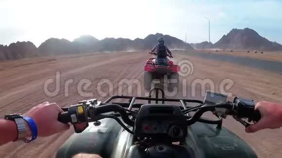 在埃及沙漠骑四方自行车第一人称观点骑着ATV自行车视频的预览图
