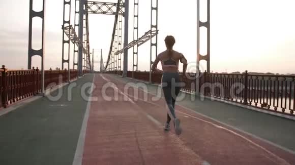 桥上晨练的资深女跑步运动员视频的预览图