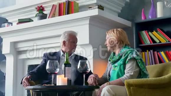 快乐的老夫妇喝着酒说话微笑视频的预览图