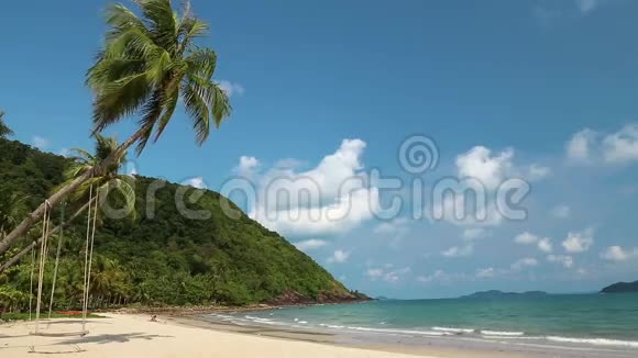 泰国KohChang岛海滩上的秋千视频的预览图