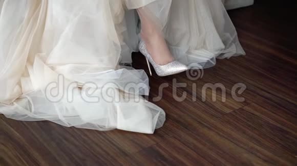 新娘穿上结婚鞋视频的预览图