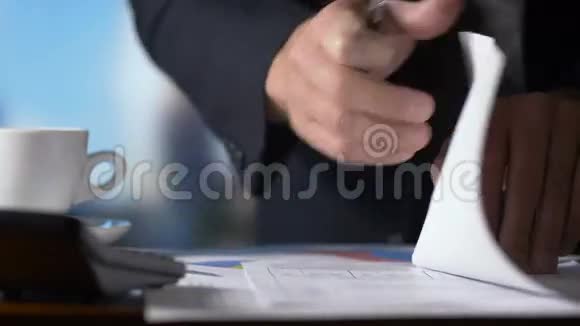 报税表会计业务人员在办公室的计算器桌上工作视频的预览图