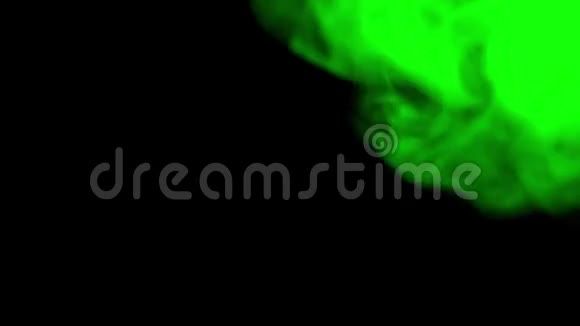绿色的烟雾在黑色隔离视频的预览图