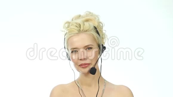 笑的女人在求助热线上交谈耳机电话营销积极的女性呼叫中心代理人在工作视频的预览图