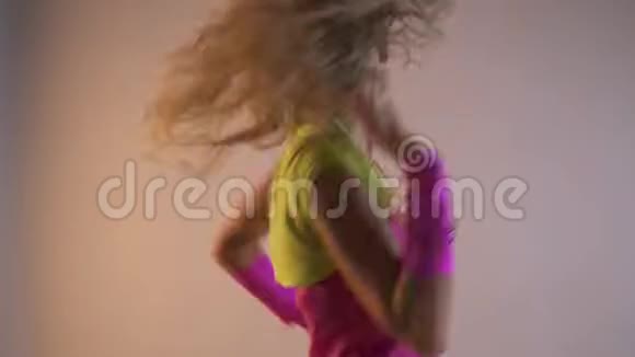 穿着80年代服装的金发女人以复古风格跳舞视频的预览图