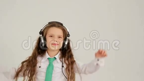 带着耳机听音乐的小女孩视频的预览图