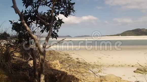 一个海滩和一个小岛视频的预览图