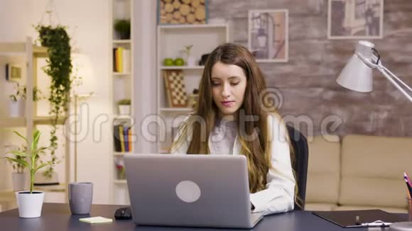 在家里办公室工作的女孩视频的预览图