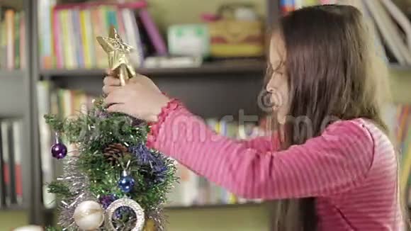 装饰圣诞树的小女孩视频的预览图